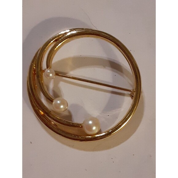 Vintage Monet faux pearls gold tone circle pin 1" brooch Mid Century Modern - Picture 1 of 2